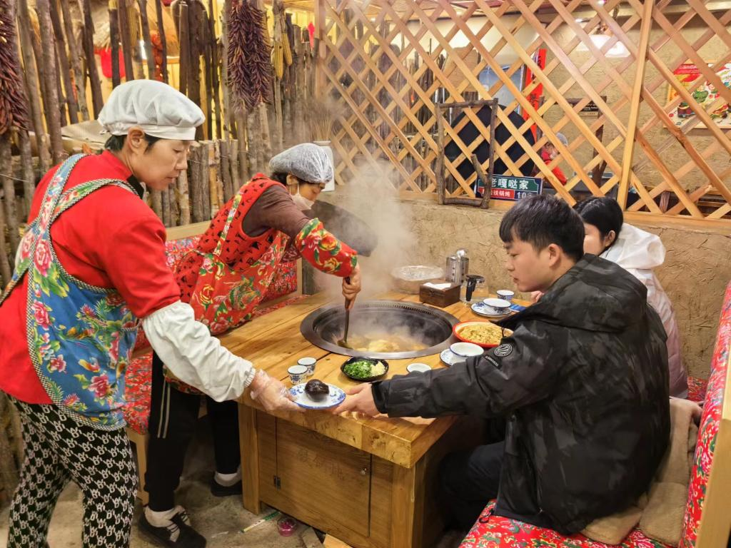 铁锅炖、粘豆包、锅包肉——“东北味道”让冰雪经济烟火气更浓